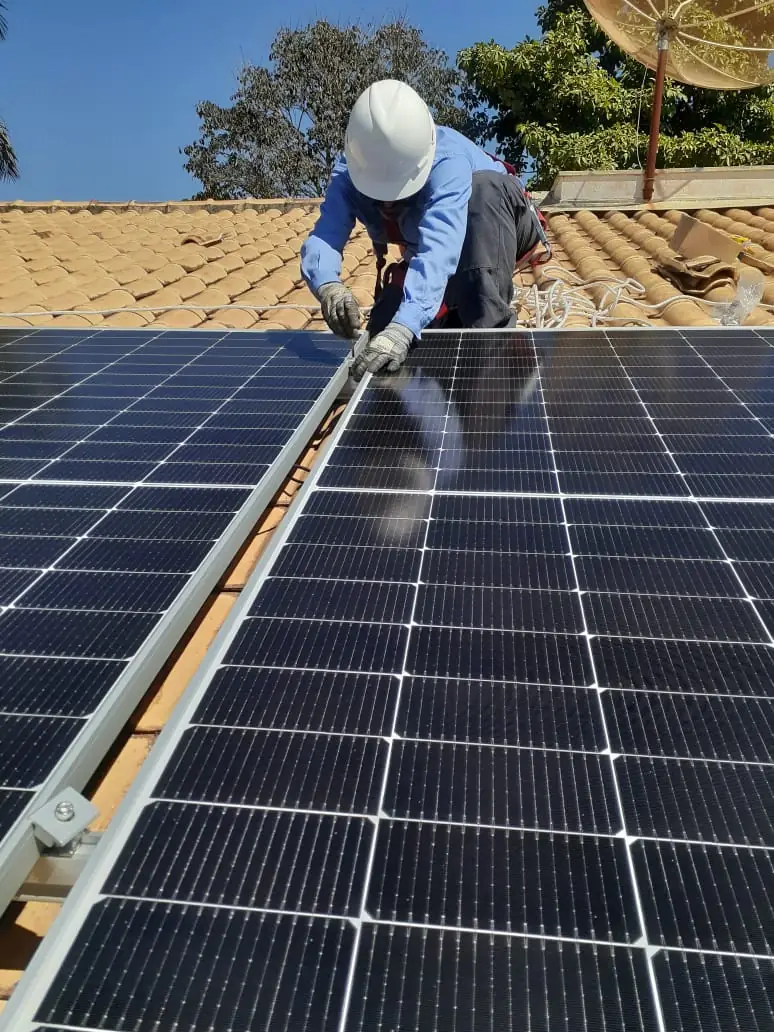Instalação de módulos solares com equipamento de segurança
